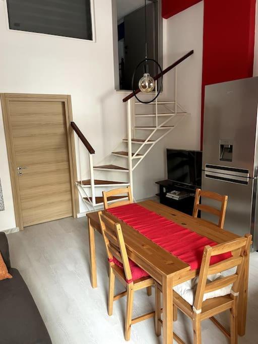 Comfy Apartment With Low Ceiling Attic Atene Esterno foto